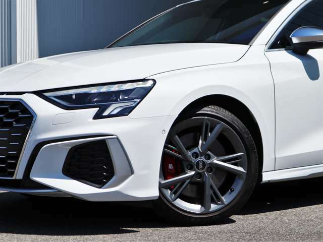 Audiのホイールは乗る人すべてに安全と安心を提供するため、細部に至るまで厳しい専用試験を行っています。品質や耐久性を追求し、信頼にお応え出来る高品質である事を保証するAudi純正アルミホイール。