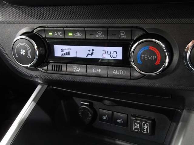 車内の温度管理に便利なオートエアコン☆