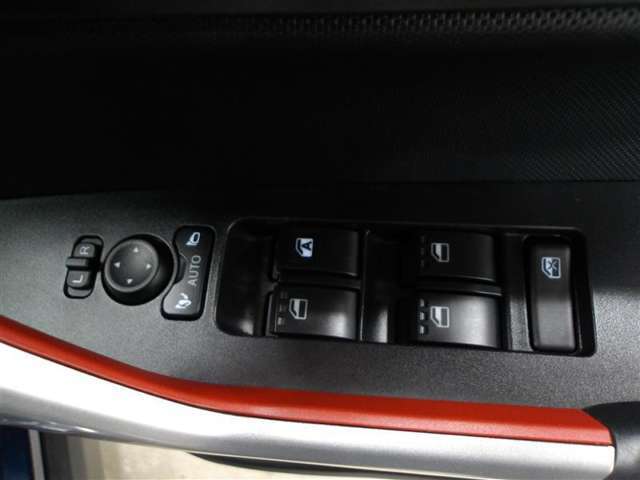 運転席から左右のドアミラーの開閉が可能です♪駐車場でのドアミラーの折り畳みが簡単です♪