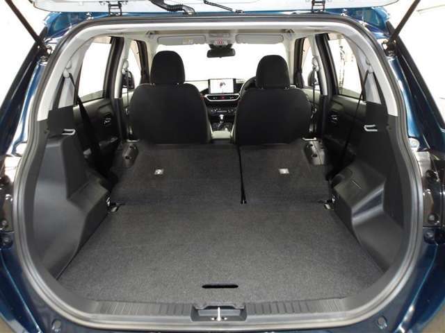 リヤシートを両方倒せば大きな荷物も車載可能です♪