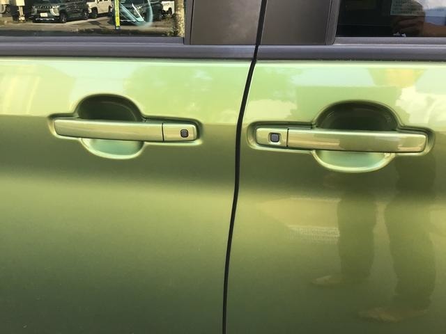 展示場裏側にも駐車スペースがございます。ショールーム前の駐車スペースが満車の際は、ご利用ください。