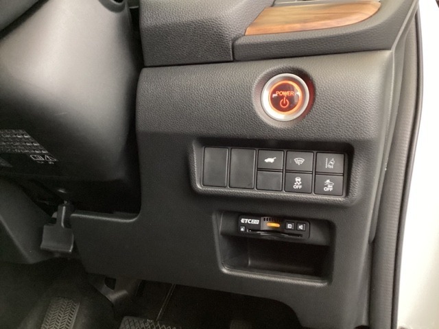 高速で便利なETCがあり、横滑りを防ぐVSAなどのスイッチは、運転席の右側、手の届きやすい位置にあります。