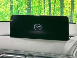 【メーカー純正ナビ】インテリアに溶け込むスタイリッシュな「専用設計」メーカーナビを装備♪視認性や操作性など基本性能にも優れ、より上質なカーライフをお楽しみいただけます。