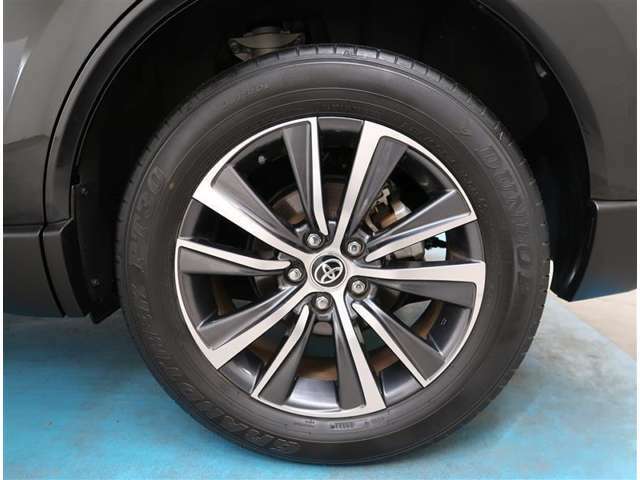 【タイヤ・ホイール】タイヤサイズ225/60R18の純正アルミホイールです。タイヤ溝は少ない所で約5mmになります。