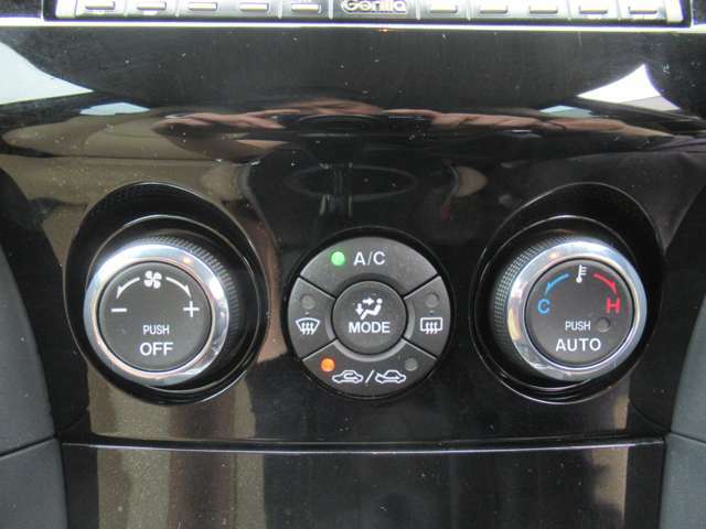 エアコンはオートエアコンですのでお好みの温度を設定すれば自動で車内の温度を調整してくれます♪パネルやスイッチ類には汚れやキズ等も少なくキレイな状態です♪
