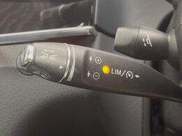 ●ディストロニックプラス：都市、郊外、高速道路などの走行時に、ステレオマルチパーパスカメラとレーダーセンサーにより、前走車を認識して速度に応じた車間距離を維持する次世代のクルコン！