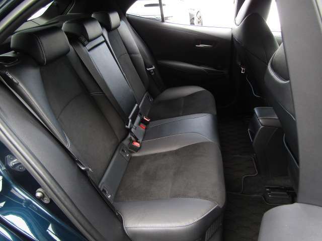 【後部座席も当然、綺麗・清潔！】内装の綺麗なお車は気持ちが良いですしコンディションのよい車が多いです。　 　　※メールやLINEでのお問合せも可能ですのでお気軽にお問い合わせください。