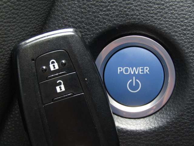 【スマートキーシステム！】鍵を持っているだけで、ボタン一つでドアを開閉でき、エンジンスタートもできます。インテリジェントキーとも言います。　　　※メールやLINEでのお問合せもOKです。