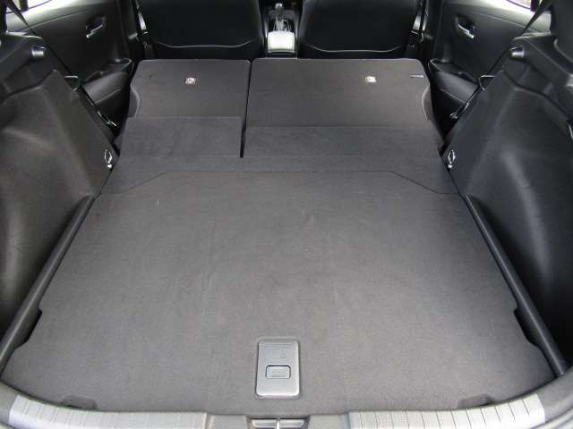 【ラゲッジスペース(荷物収容空間)】　ラゲッジスペースも充実しております是非現車をご確認ください。  　　※メールやLINEでのお問合せも可能ですのでお気軽に当社スタッフにご用命ください。