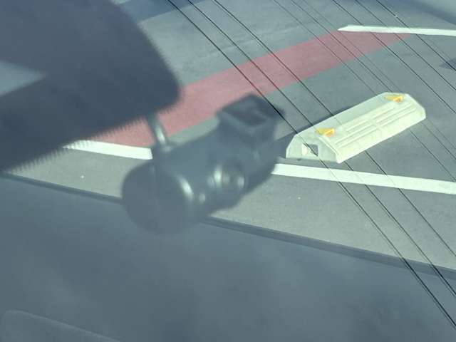 最近では付いてる車も多くなってきました。中古車ではまだまだ付いていればラッキーなドライブレコーダーです♪