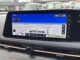 日産純正のカーナビが付いておりますので知らない所でもサポートしますので安心ですね。色々な機能でドライブも快適ですね。