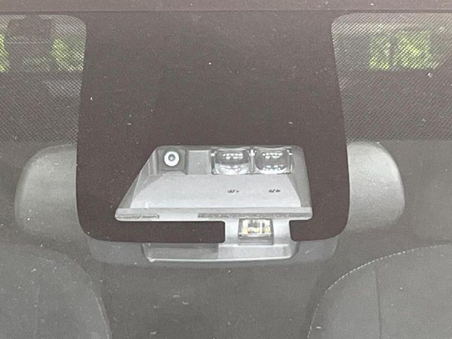 【プリクラッシュセーフティ】前方の車両等を検知し、衝突しそうな時は警報で注意を促し、ブレーキを踏む力をサポート。ブレーキを踏めなかった場合は衝突被害軽減ブレーキが作動、衝突回避をサポートします。