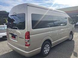 エクステリアデザイン。　ハイルーフ仕様で、車内の広さを感じさせる大柄なデザインです。　実用性とデザイン性を両立。