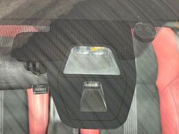 【シティブレーキアクティブシステム】低速走行中に前方の車両等を認識し、衝突しそうな時は警報とブレーキで衝突回避と被害軽減をアシスト。より安全にドライブをお楽しみいただけます。