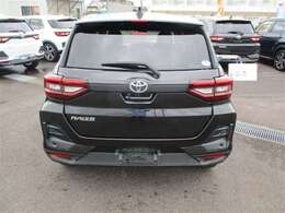 バックカメラが付いているので後方確認が非常にしやすいです。今や運転初心者も熟練者も必須装備！ついていて損はないですね♪