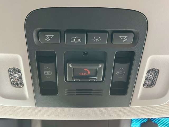 【パノラマルーフ】車内の解放感が一気に上がる大型のパノラマルーフ！季節を問わず開放的で快適なドライブをお楽しみいただけます。