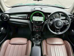 MINIならではのコックピット！！高級感があり、かつシンプルなデザインが飽きがこないとご好評いただいております。スイッチ一つ一つにも「こだわり」とセンスを感じます。