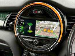 【バックカメラ】装備。後方確認に役立ち、楽々駐車やバックをしていただけます。