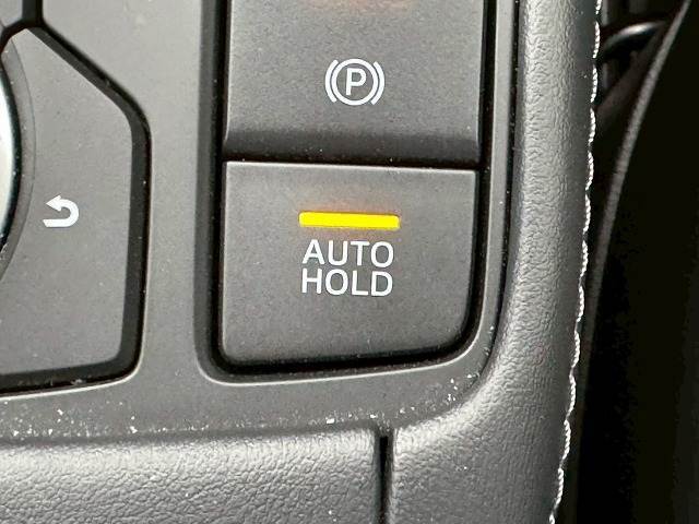 【オートホールド】電動パーキングブレーキ搭載車両についている機能で、信号待ち等でブレーキを放してもブレーキを維持してくれます。