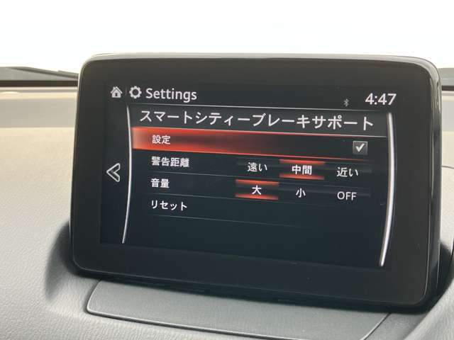 車速が約4 km/h～約30 km/hで走行中に前方車をレーザーセンサー が検知し、前方車との衝突を回避できないと判断したときに、ブレーキ制御を行なう装置で、衝突時の被害を軽減します。