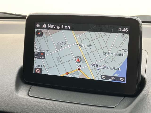 お手元のスマートフォンと接続して頂く事で使用可能な「Apple CarPlay/Android Auto」電話の応答は勿論、メッセージの受信やLINE、音楽接続からナビアプリの使用まで幅広く活躍致します。