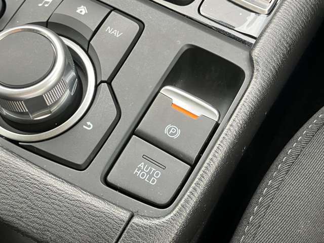 【電動パーキング（EPB）】の採用。　ボタンひとつの操作で十分な制動力を確保。またアクセルを踏むことで、パーキングブレーキを自動解除できて非常に便利です。