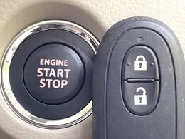 【キーレススタートシステム】カバンやポケットに入れたままでもドアの施錠・解錠が可能なスマートキーを装備。エンジンのオン・オフ時もカギを取り出す必要が無いからとっても便利です♪