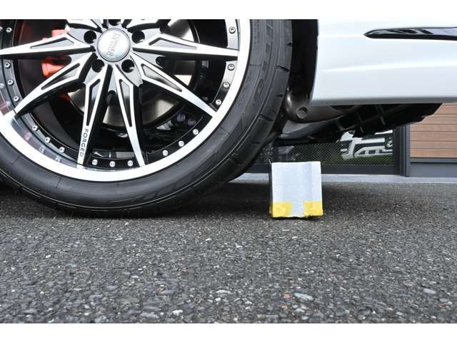 ■バックからの駐車もご安心を■当社販売車両は、一般的な車輪止めの高さ(13cm)以上のクリアランスを確保してます！(※一部車種・Dampers装着車は除く)立駐のスロープも問題なく利用出来ますのでご安心を！