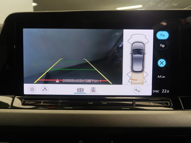 ギアをリバースに入れると車両後方の映像を映し出します。画面にはガイドラインが表示され、車庫入れや縦列駐車などの際に安全確認をサポートします。