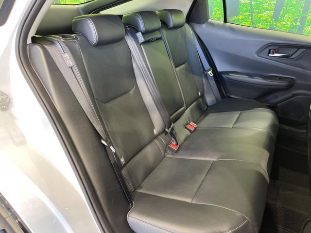 【合皮レザーシート】汚れのふき取りが容易でメンテナンスもが簡単な、機能性に優れる合成皮革を採用した上質なシートです。座り心地もよく、高級感あふれる心地良い車内空間を演出してくれます。