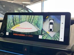 【パノラミックビューモニター】専用のカメラにより、上から見下ろしたような視点で360度クルマの周囲を確認することができます☆死角部分も確認しやすく、狭い場所での切り返しや駐車もスムーズに行えます。