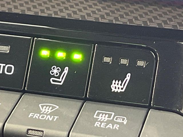 【シートベンチレーション】夏場は涼しい風でお尻や背中の熱やムレを防ぎ、冬はエアコンよりも早く温まってポカポカに！季節を問わず快適に過ごせます。