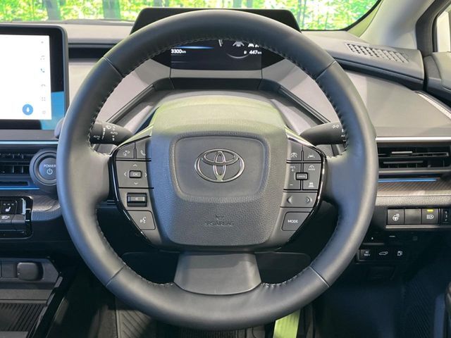 【ステアリングヒーター】冬場に冷たくなりやすい革巻きステアリングを、スイッチ一つで素早く適温に！エアコンよりも早く温まってくれるので、寒い日の運転も快適になりますね♪