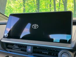 【12.3インチディスプレイオーディオ】スマートフォンと連携が可能な大画面ディスプレイオーディオです。スマートフォンのナビ機能を使用したり、Bluetooth接続で音楽もお楽しみいただけます！