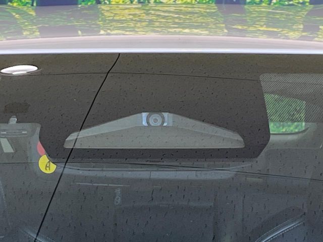 【トヨタセーフティセンス】走行中に前方の車両等を認識し、衝突しそうな時は警報とブレーキで衝突回避と被害軽減をアシスト。より安全にドライブをお楽しみいただけます。