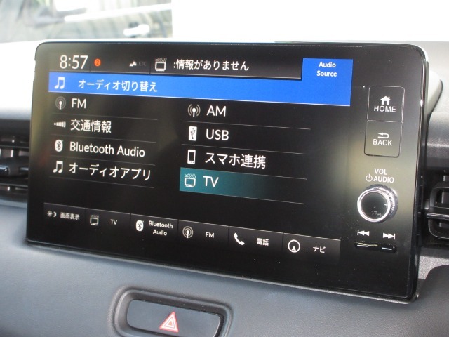 ナビゲーションはホンダコネクトディスプレイを装着しております。AM、FM、Bluetooth、フルセグTVがご使用いただけます。初めて訪れた場所でも道に迷わず安心ですね！