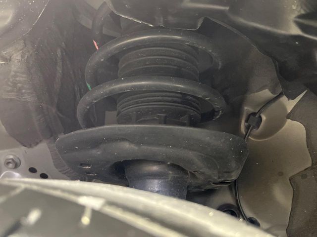 お車を安心してお乗りいただく為には、足回りの定期点検が欠かせません。サービスサポート（有償保証）では無料点検もご提供しており、安心のカーライフをお過ごしいただけるサポート体制が整っています。
