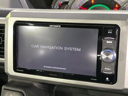 【ナビゲーション】目的地までしっかり案内してくれる使いやすいナビ。Bluetooth接続すればお持ちのスマホやMP3プレイヤーの音楽を再生可能！毎日の運転がさらに楽しくなります！！