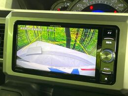 【バックカメラ】駐車時に後方がリアルタイム映像で確認できます。大型商業施設や立体駐車場での駐車時や、夜間のバック時に大活躍！運転スキルに関わらず、今や必須となった装備のひとつです！