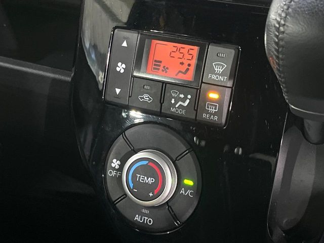 【オートエアコン】一度お好みの温度に設定すれば、車内の温度を検知し風量や温度を自動で調整。暑い…寒い…と何度もスイッチ操作をする必要はありません。快適な車内空間には必須の機能ですね♪