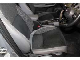 ゆったりとした運転席、助手席です。運転席はシートハイトアジャスター付きで高さ調整が出来るので、いろんな人のドライブポジションに合います。