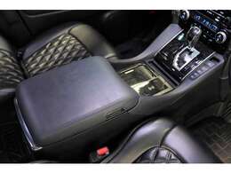 こちら社外コンソールボックスが付いております！他のSタイプと違ってコンソールボックスとアームレストが一体型となっております！！