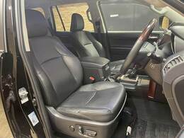 【レザーシート】ならではの高級感あふれる内装がこたわりのアイテム。見た目の高級感とより上質な座り心地をお楽しみください。