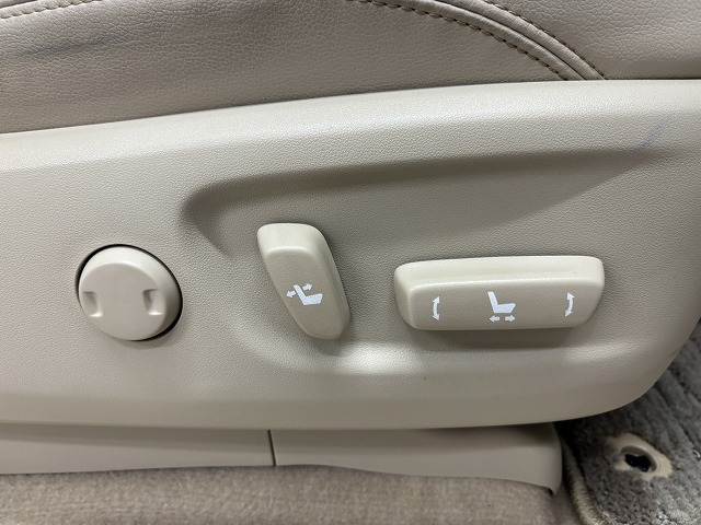 【パワーシート】電動スイッチで操作をし、高さや角度シート位置など最適なシートポジションに細かく設定出来ます☆