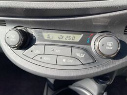 【オートエアコン】一度お好みの温度に設定すれば、車内の温度を検知し風量や温度を自動で調整。暑い…寒い…と何度もスイッチ操作をする必要はありません。快適な車内空間には必須の機能ですね♪