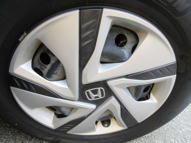 ABSとは、アンチロック・ブレーキシステムの略。フルブレーキ時に車輪のロックを防ぐことで、車両の安定を図るとともに操舵を可能にする装置。各車輪ごとに制御され、悪天候時など特に効果が大きい。