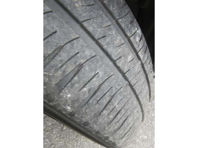 パワーシートとは、座席のスライドや座面高さ、リクライニングの調整を電動モーターで行うもの。主に高級車に採用される装備で、各部の調整が無段階で設定できる。