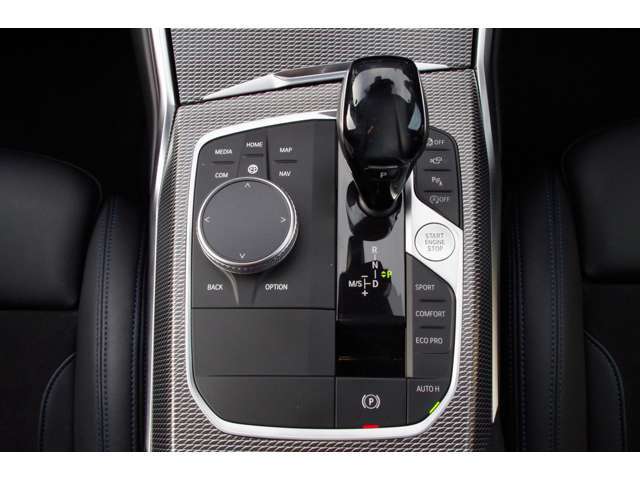 ご来場が難しいお客様でもご安心下さい、店頭在庫でしたらテレビ電話などを使いお車の詳細をご説明させて頂く事も可能でございます。当店スタッフが真心込めてご対応させて頂きます。