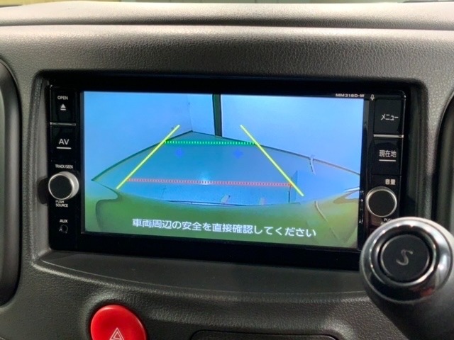 リバースギアに入れるだけで後方の表示へ切り替わります。夜間や雨の日の駐車も楽になりますよ。