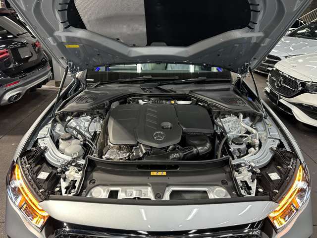 納車前整備はメーカー規定に基づき併設工場で入念に行います。メルセデス・ベンツ指定のツールと技術を用い、メーカーの研修を受けたメカニックがお客様のお車を整備いたします。神奈川運輸支局指定整備工場です。